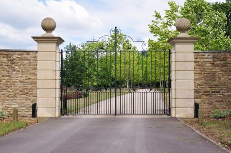 Eingangstor aus Metall zu einer Parkanlage oder Villa